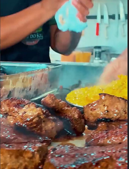 Carnes na grelha da cozinha