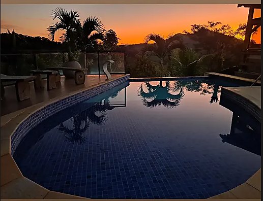 Piscina refletindo o céu do entardecer