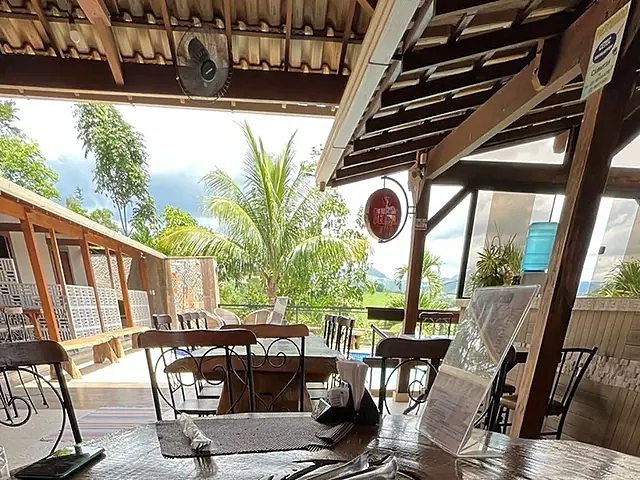 Varanda do restaurante com vista para a serra