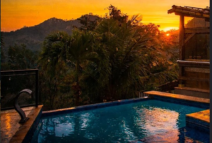 Serra ao pôr do sol vista da piscina